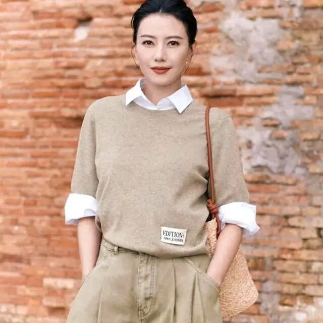 高圆圆带火了一种初春新穿法:针织衫叠穿衬衫+拖地裤,高级洋气