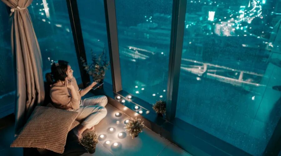 那么就不要错过悠闲的下雨天里裹在被窝的机会,好好充个电.