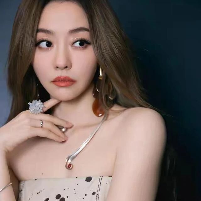 张靓颖从亮片裙到拉链手套,每次亮相都在突破大众对女歌手的固有想象