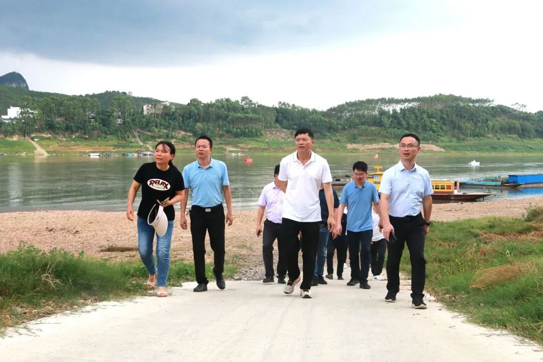 鱼峰区委常委,组织部部长罗炜,里雍镇党委书记胡帆围绕本次调研座谈的