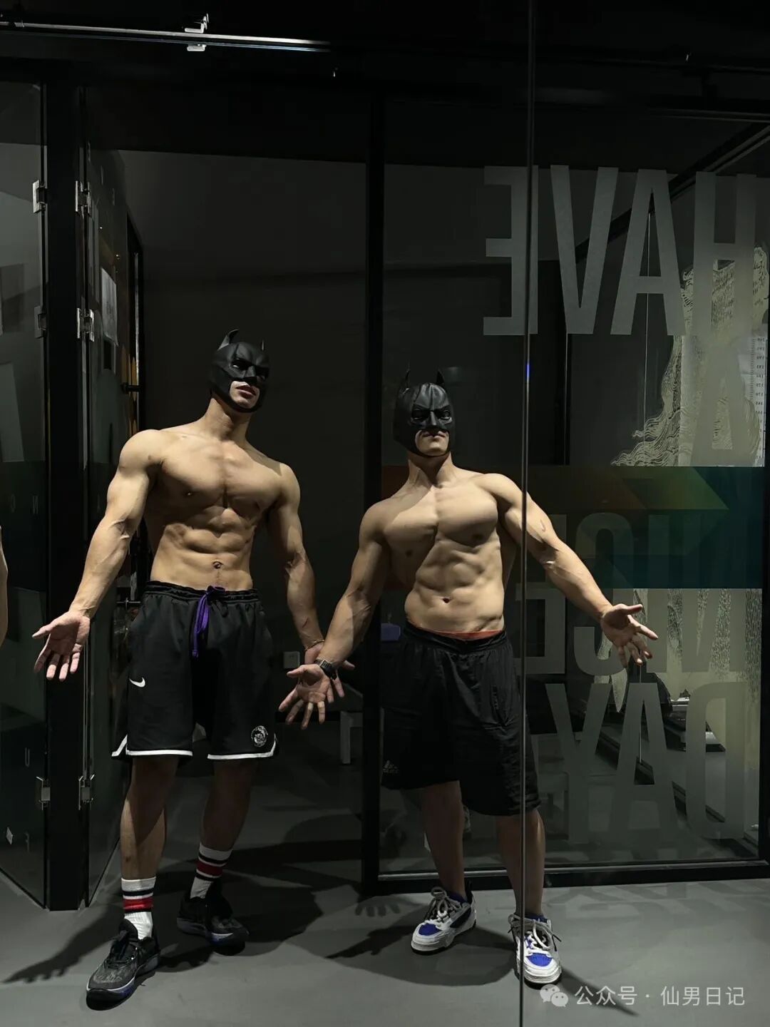 健身房黄景瑜让外国人着迷！网友看完评论区直呼：老外的表情包更炸裂……