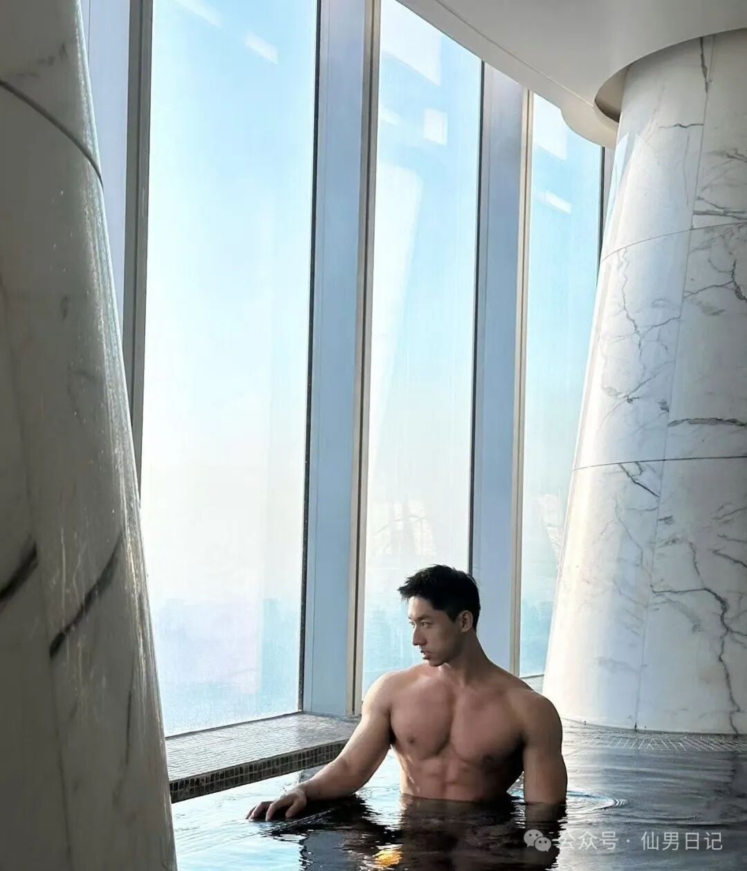 健身房黄景瑜让外国人着迷！网友看完评论区直呼：老外的表情包更炸裂……