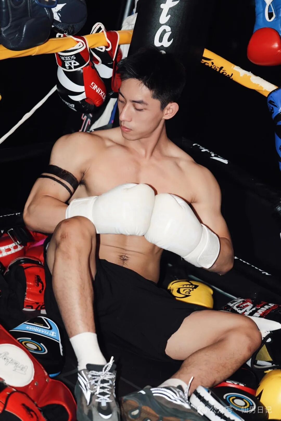 健身房黄景瑜让外国人着迷！网友看完评论区直呼：老外的表情包更炸裂……