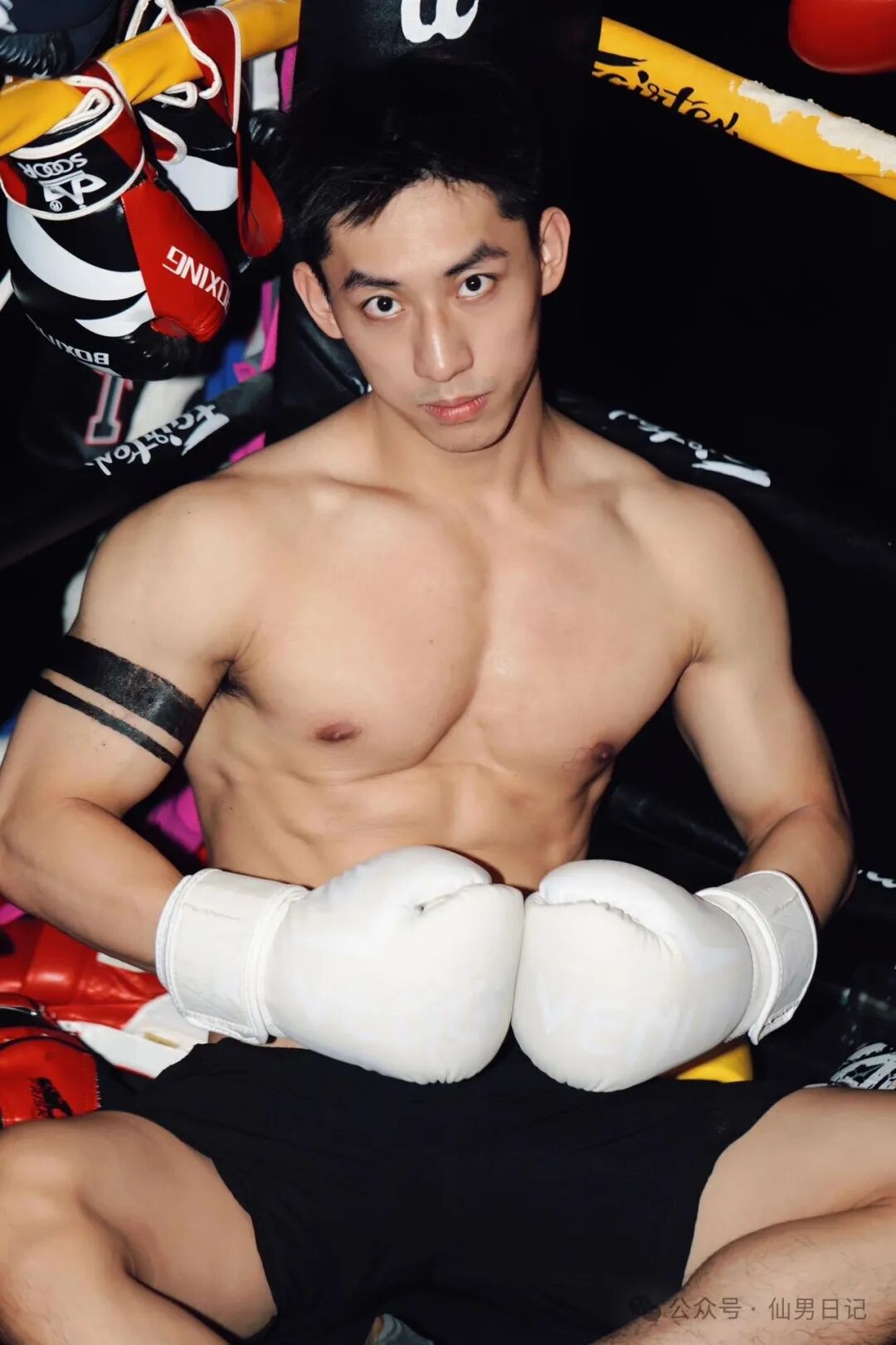 健身房黄景瑜让外国人着迷！网友看完评论区直呼：老外的表情包更炸裂……