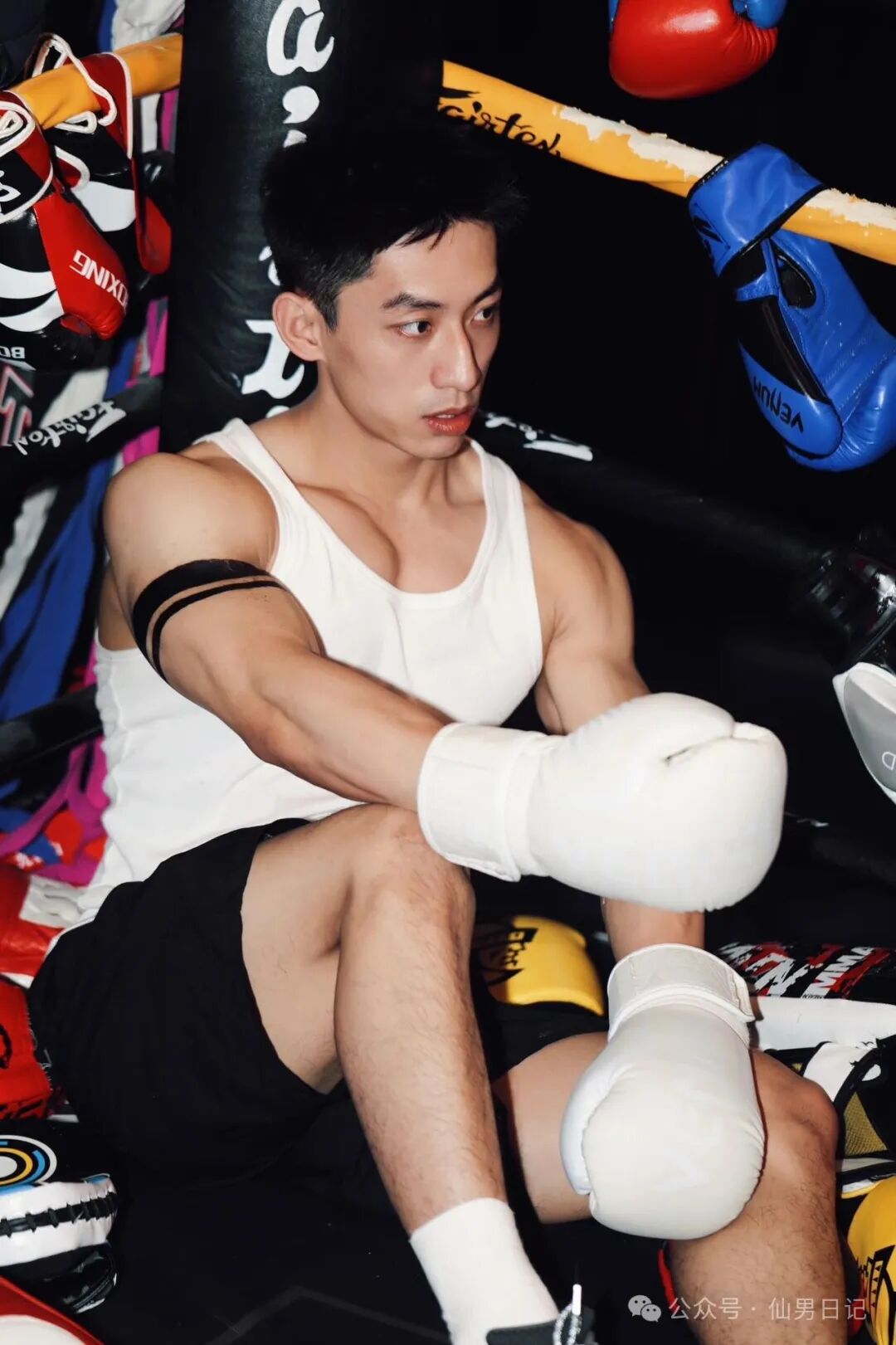 健身房黄景瑜让外国人着迷！网友看完评论区直呼：老外的表情包更炸裂……