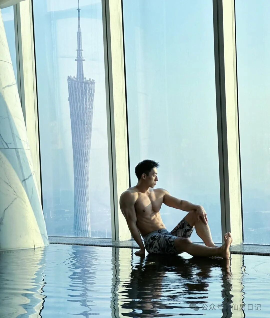 健身房黄景瑜让外国人着迷！网友看完评论区直呼：老外的表情包更炸裂……