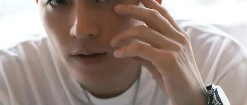 马思纯怎么也想不到,曾经的无名小子欧豪,如今竟已走上了谢霆锋的老路