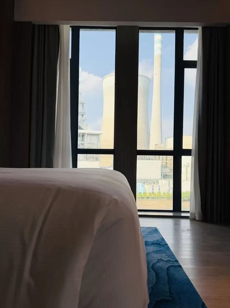 江门希尔顿工业风酒店体验 睡在发电厂烟囱旁还藏网红图书馆