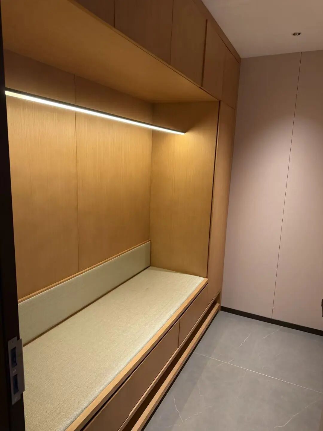 江门希尔顿工业风酒店体验 睡在发电厂烟囱旁还藏网红图书馆