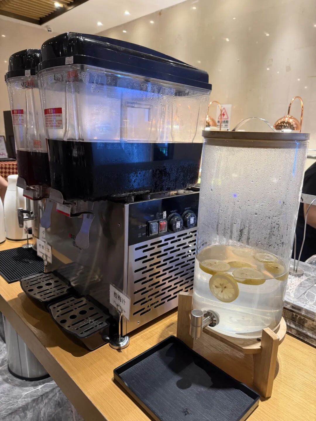 南京禄口机场T1 V8贵宾厅手工酸梅汤 机场贵宾室餐饮体验记
