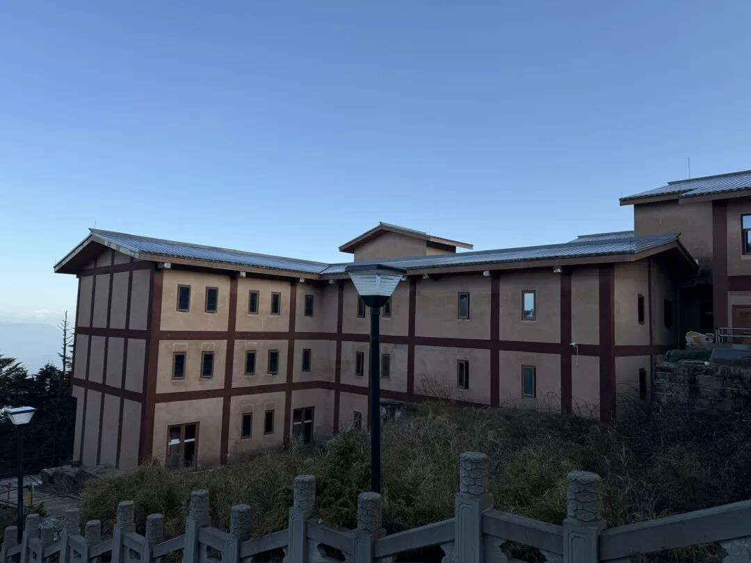峨眉山金顶山顶酒店657元一晚，步行5分钟看日出