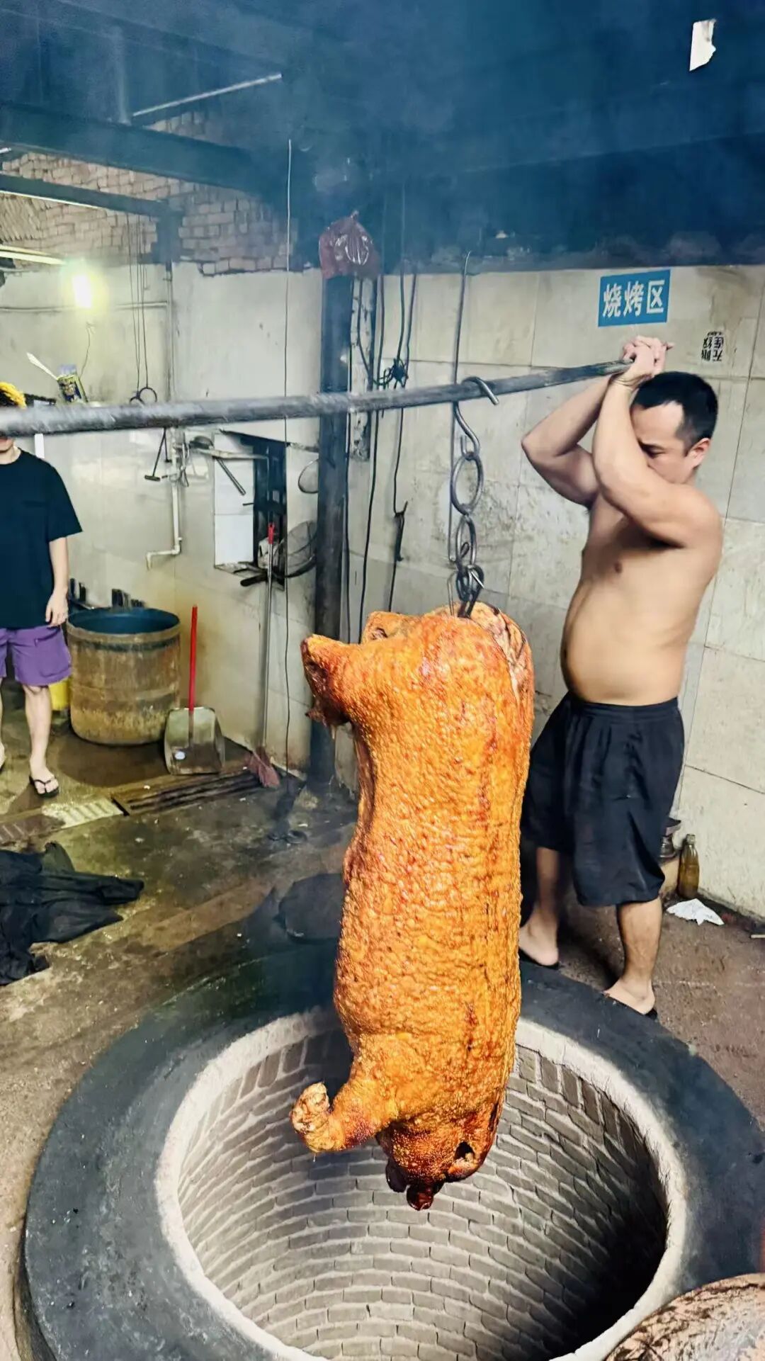 雷州老街地道美食探店，烧猪出炉与夜宵沙虫糖水指南