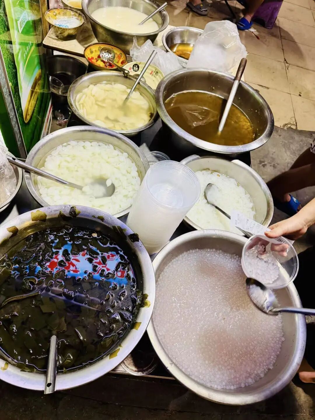 雷州老街地道美食探店，烧猪出炉与夜宵沙虫糖水指南