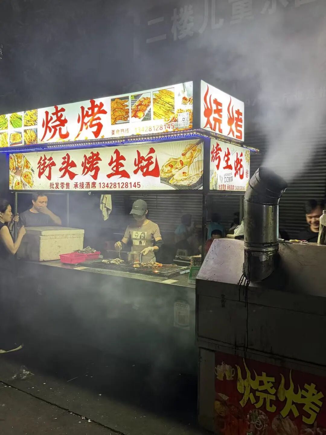 雷州老街地道美食探店，烧猪出炉与夜宵沙虫糖水指南