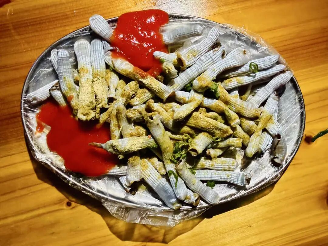 雷州老街地道美食探店，烧猪出炉与夜宵沙虫糖水指南