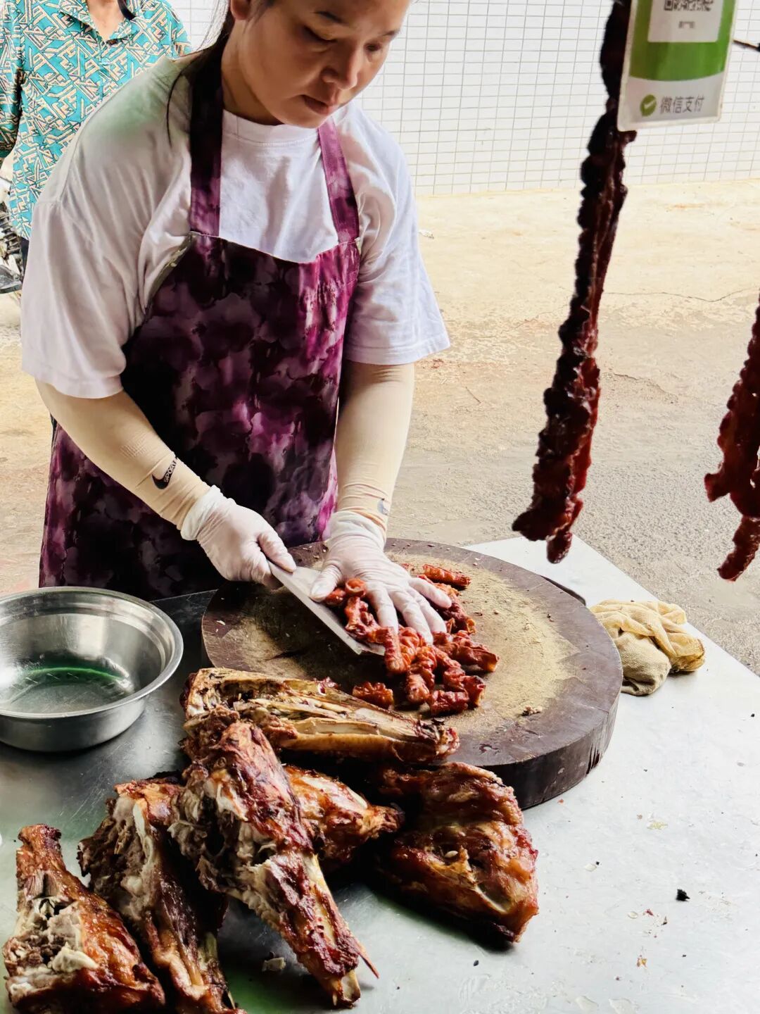 雷州老街地道美食探店，烧猪出炉与夜宵沙虫糖水指南