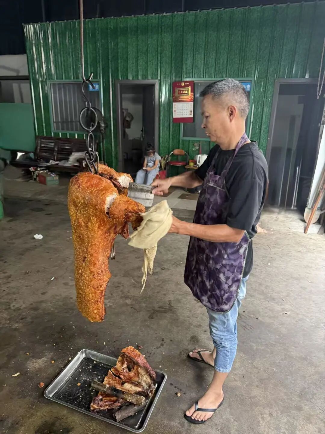 雷州老街地道美食探店，烧猪出炉与夜宵沙虫糖水指南