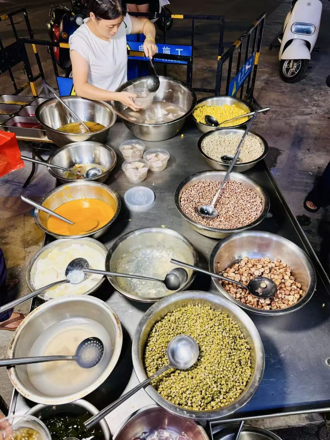 雷州老街地道美食探店，烧猪出炉与夜宵沙虫糖水指南