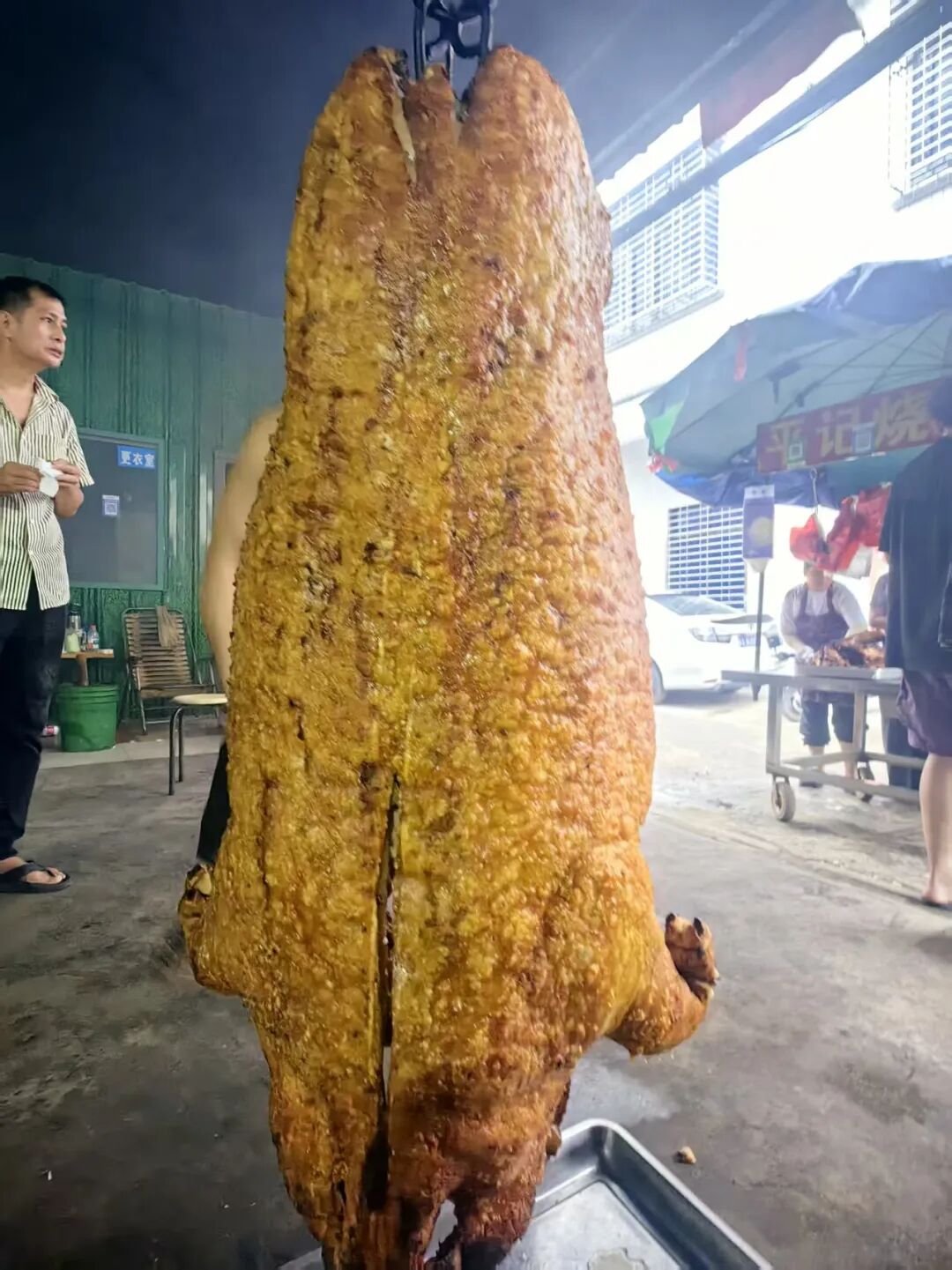 雷州老街地道美食探店，烧猪出炉与夜宵沙虫糖水指南