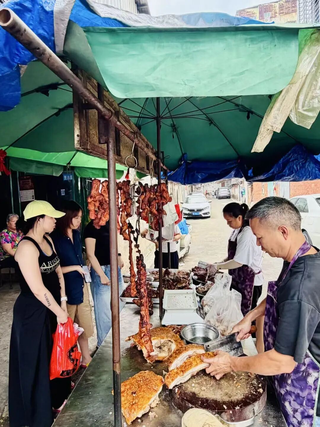 雷州老街地道美食探店，烧猪出炉与夜宵沙虫糖水指南