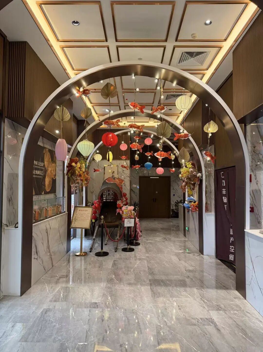 江门希尔顿网红图书馆酒店体验 亲子阅读打卡与工业风景观