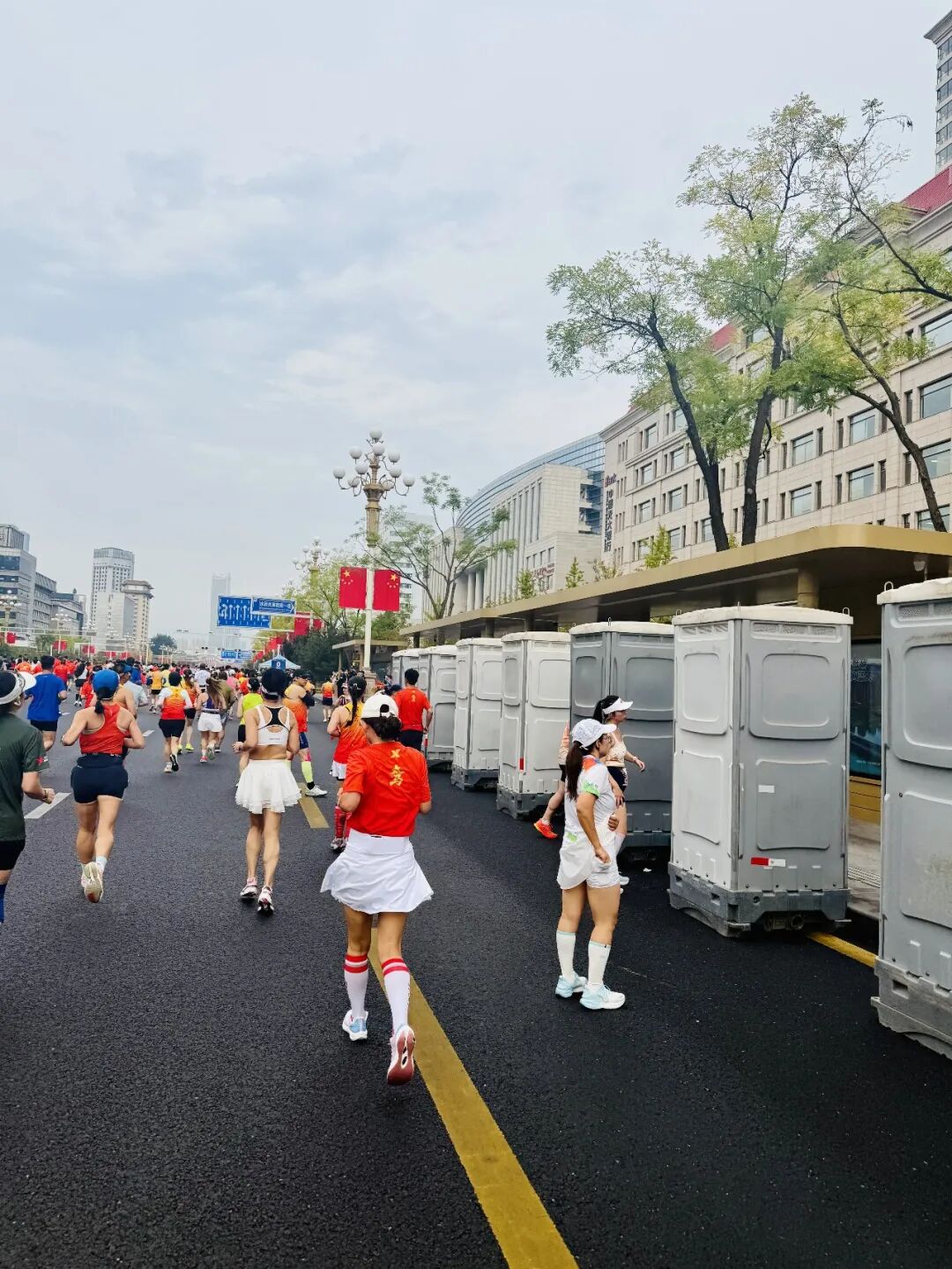 太原马拉松赛道干净服务贴心 跑者体验与免费景点
