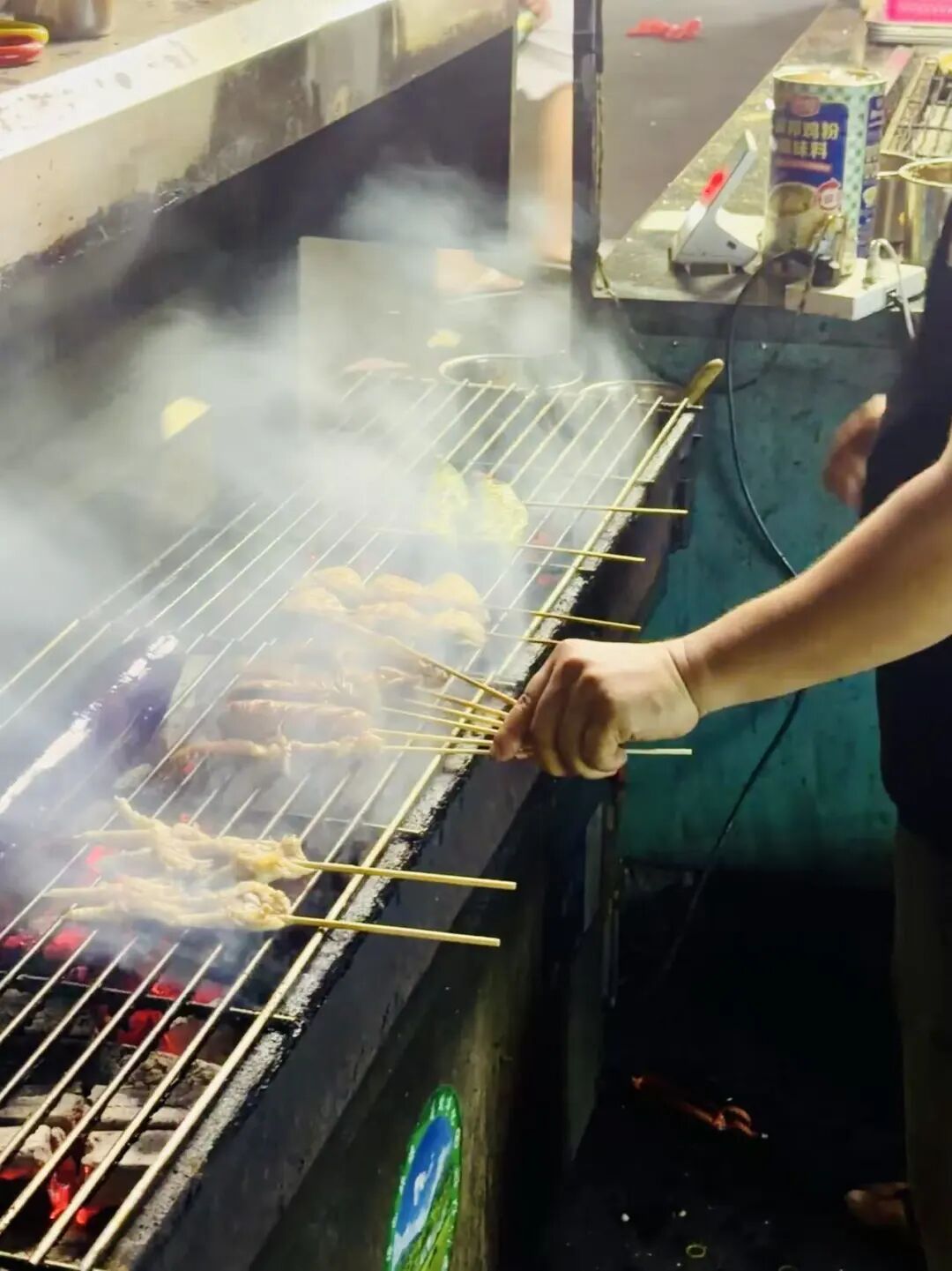 雷州老街地道美食探店，烧猪出炉与夜宵沙虫糖水指南