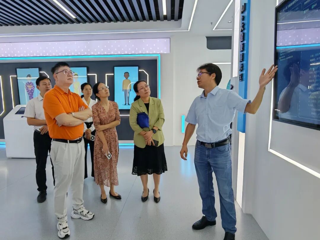 劳汉生校长视察岭南人工智能体验馆