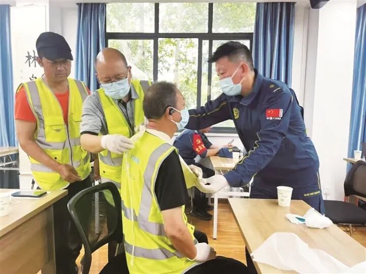 志愿者救援队队员接受市蓝天救援中心讲师培训。沿河社区供图