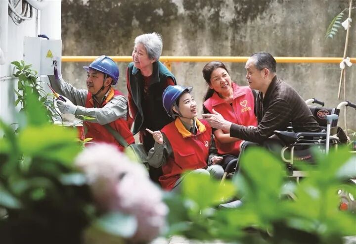 志愿者救援队队员和辖区供电人员一起，深入居民点排查安全隐患。赵平 摄