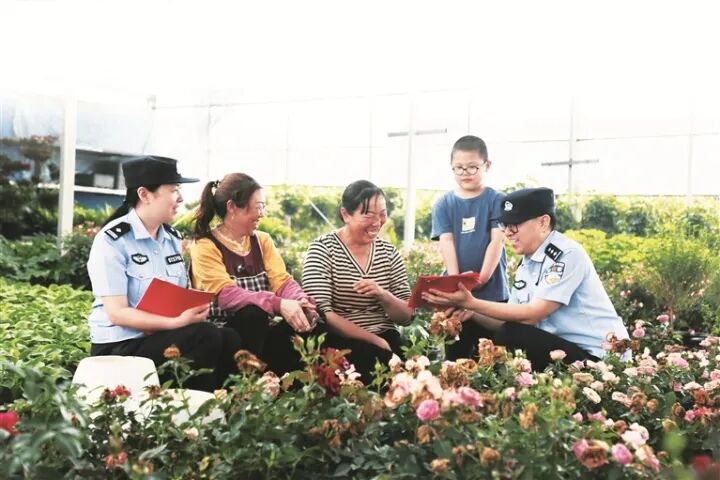 民警深入花卉苗木示范基地，向花农、合作社经营主体宣讲合同诈骗知识。
