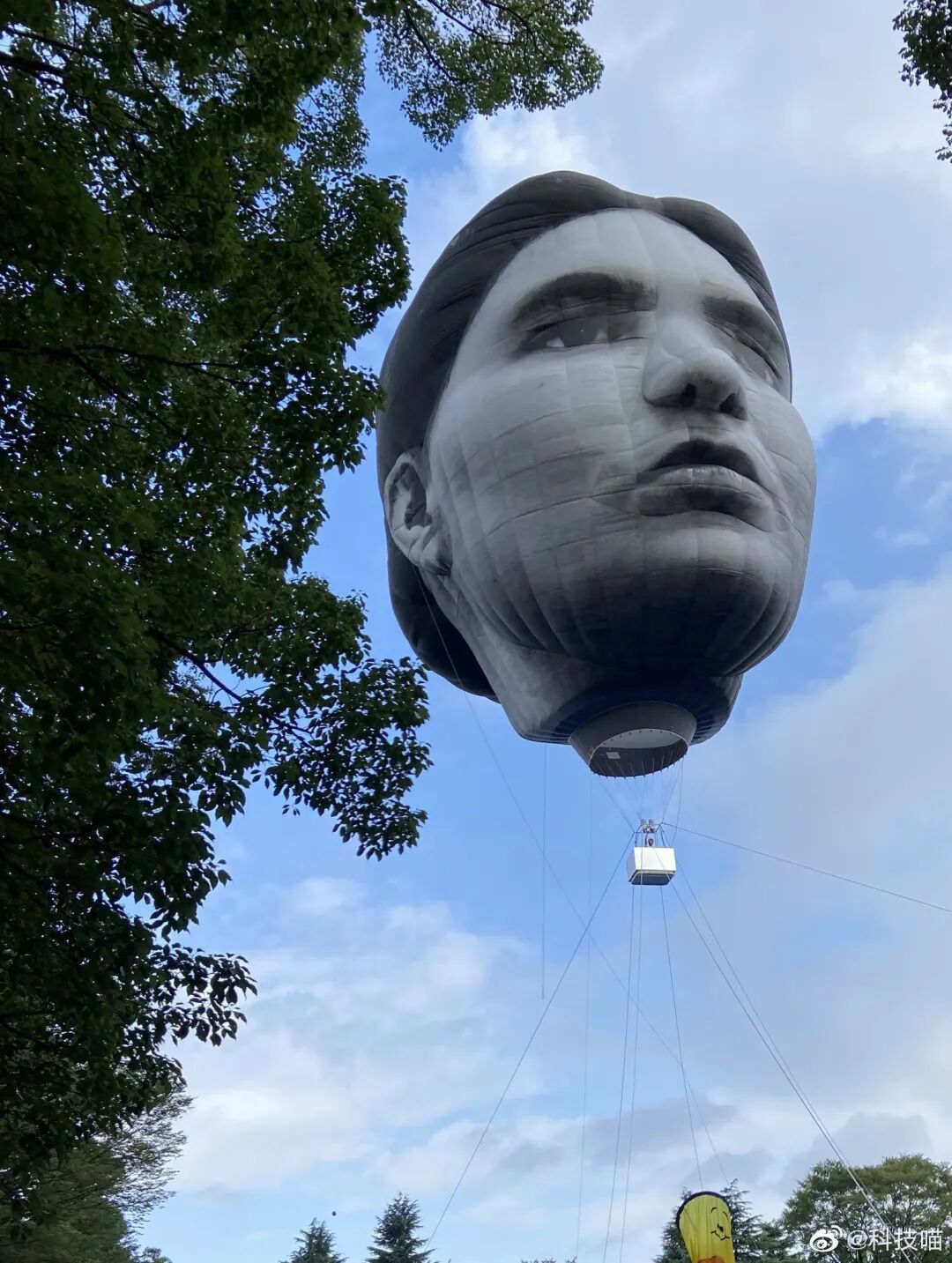 东京上空惊现大型人头气球这是什么阴间创意