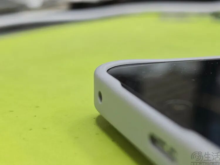 iPhone Duo的官方保护壳里，为什么隐藏着胶带