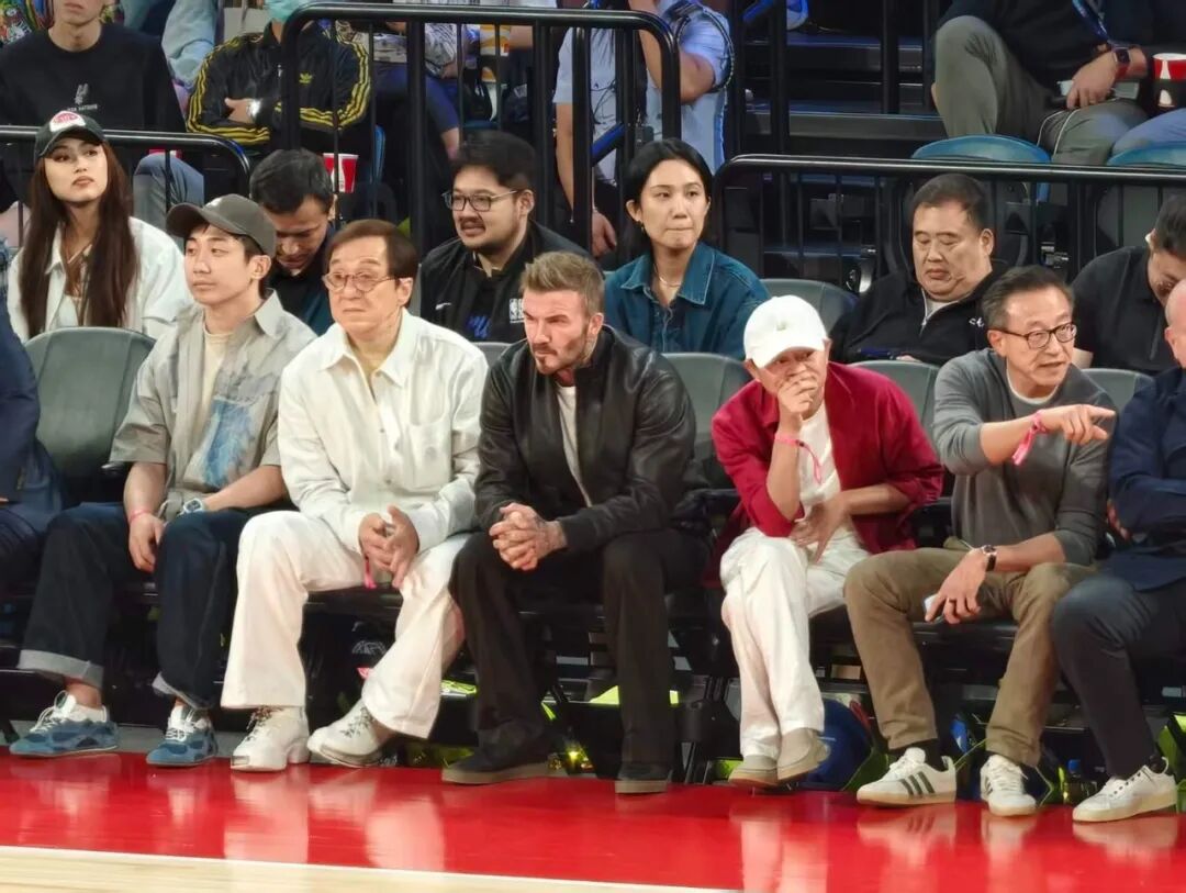 马云现身NBA中国赛现场和成龙、贝克汉姆、王宁同框看球