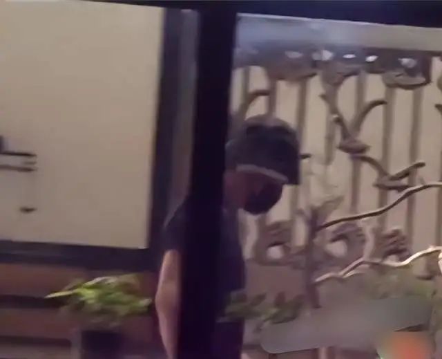 又恋爱了?冯绍峰深夜与美女约会,女方长相清纯似加大版赵丽颖-微信头条网 又恋爱了?冯绍峰深夜与美女约会,女方长相清纯似加大版赵丽颖