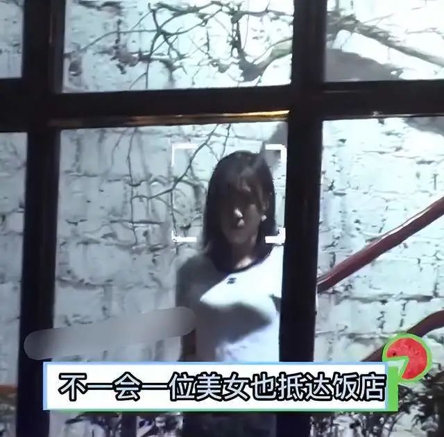 又恋爱了?冯绍峰深夜与美女约会,女方长相清纯似加大版赵丽颖-微信头条网 又恋爱了?冯绍峰深夜与美女约会,女方长相清纯似加大版赵丽颖