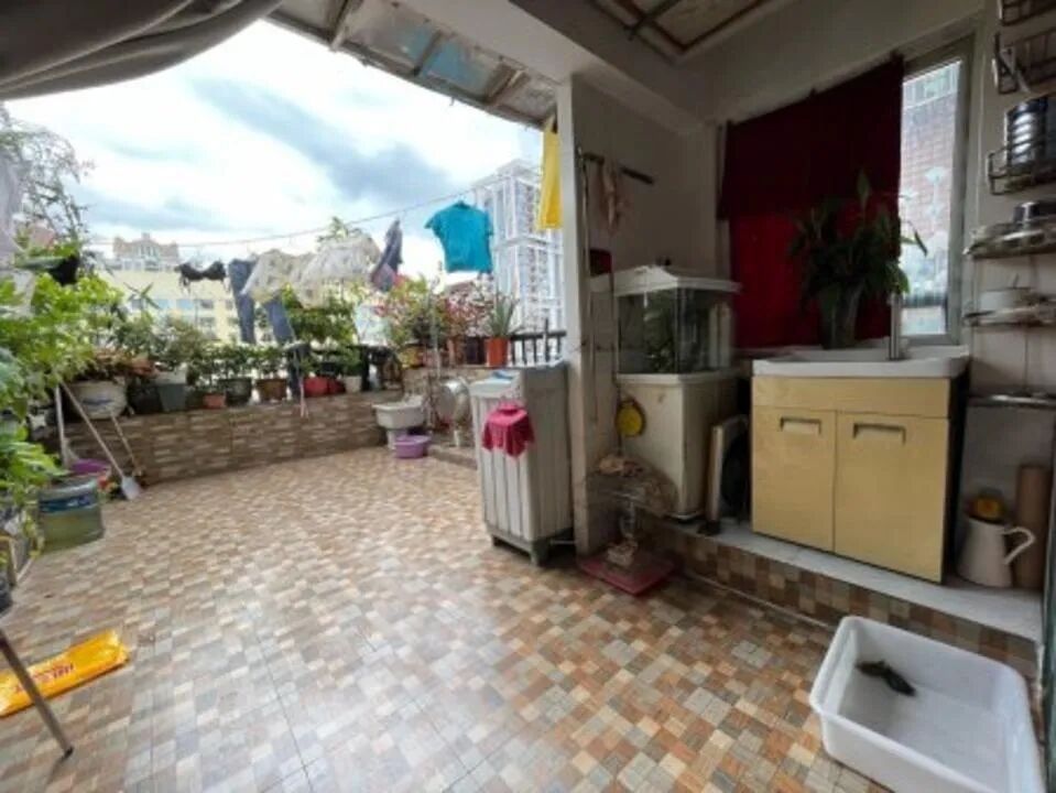 御华苑在售的这套二手房面积80㎡，精装修，户型方正，通风采光好，低总价750万。