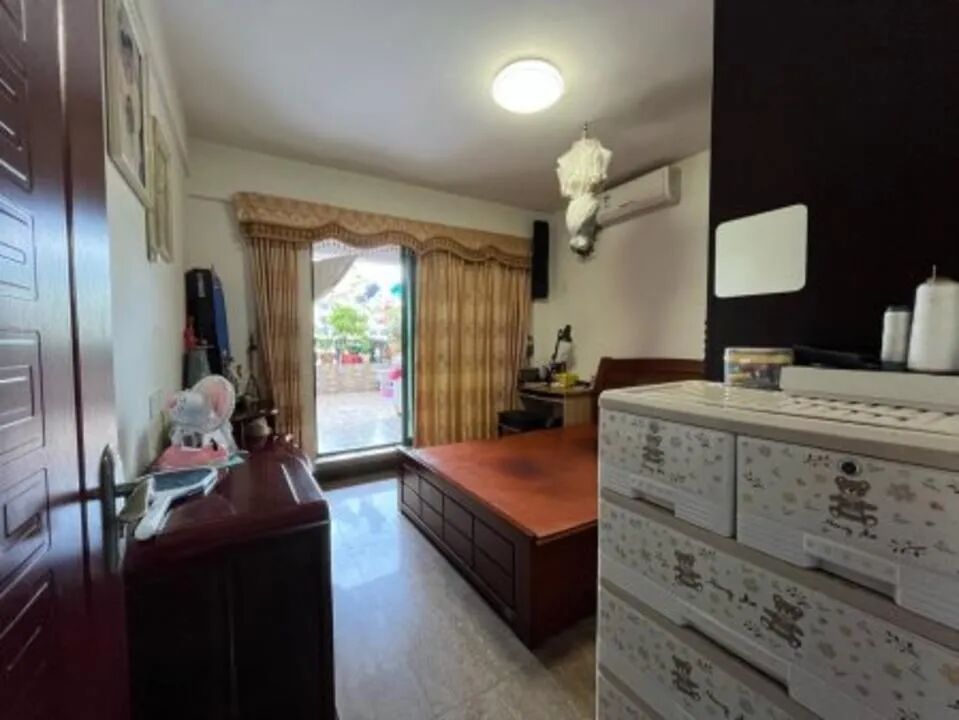 御华苑在售的这套二手房面积80㎡，精装修，户型方正，通风采光好，低总价750万。