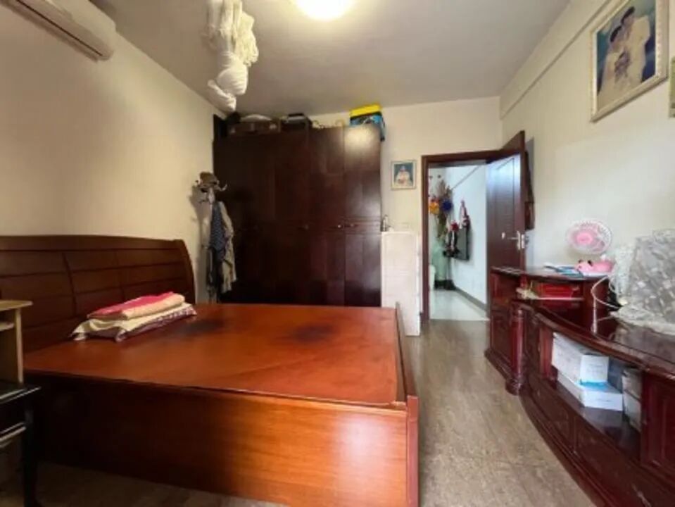 御华苑在售的这套二手房面积80㎡，精装修，户型方正，通风采光好，低总价750万。