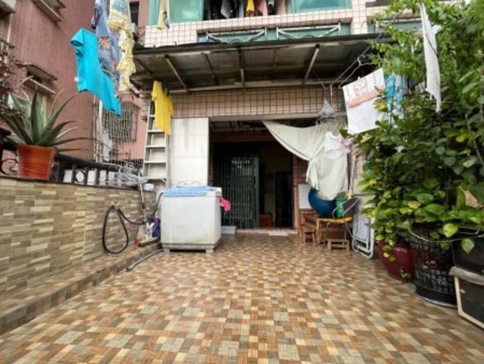 御华苑在售的这套二手房面积80㎡，精装修，户型方正，通风采光好，低总价750万。