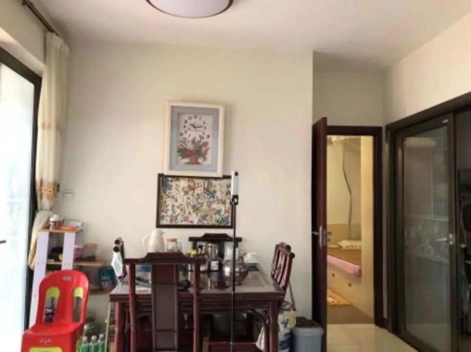 御华苑在售的这套二手房面积80㎡，精装修，户型方正，通风采光好，低总价750万。