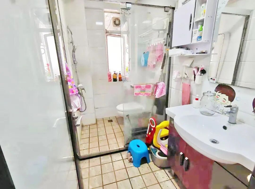 金田花苑在售的这套二手房面积71㎡，精装修，户型方正，通风采光好，低总价485万。