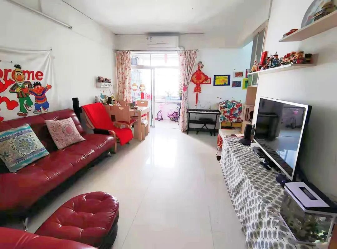 金田花苑在售的这套二手房面积71㎡，精装修，户型方正，通风采光好，低总价485万。