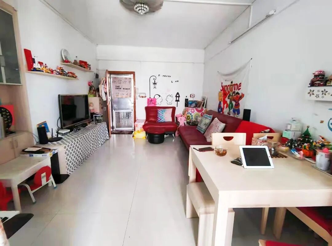 金田花苑在售的这套二手房面积71㎡，精装修，户型方正，通风采光好，低总价485万。