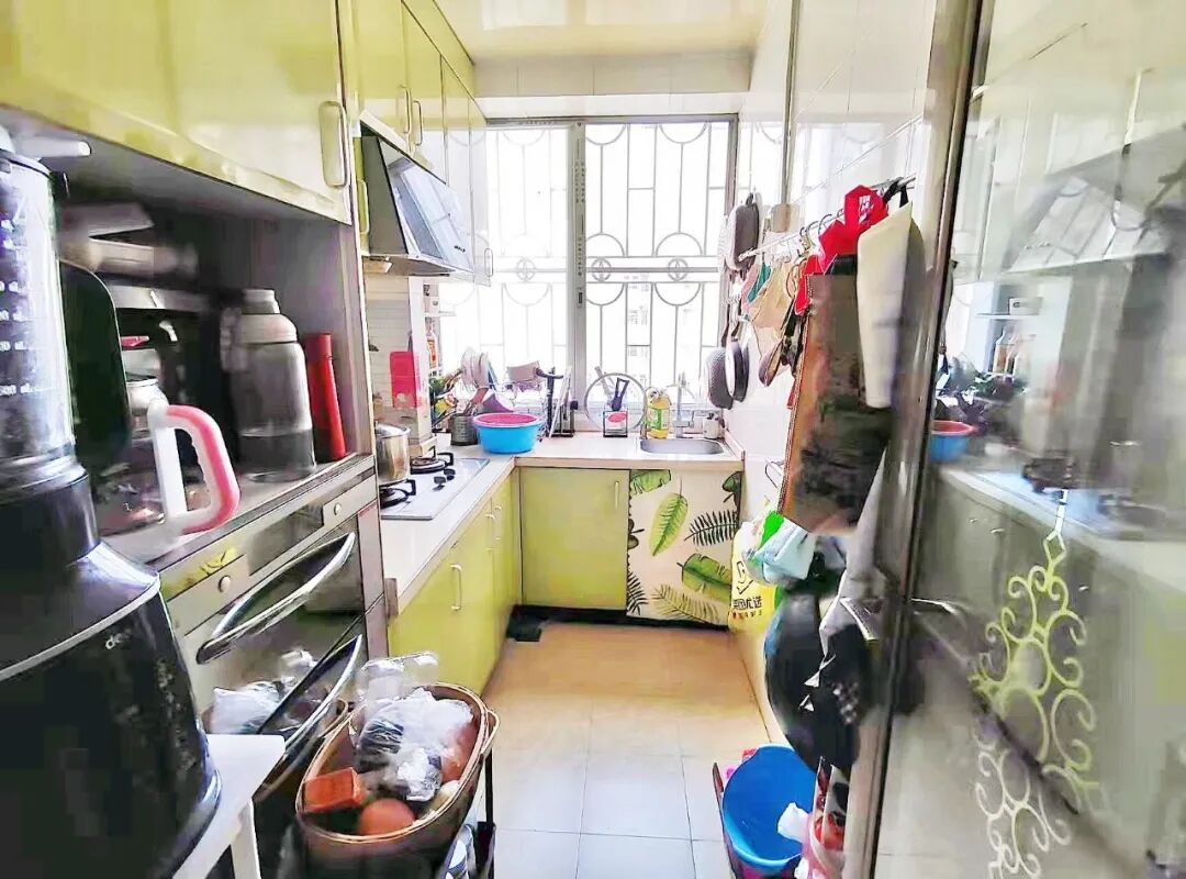 金田花苑在售的这套二手房面积71㎡，精装修，户型方正，通风采光好，低总价485万。