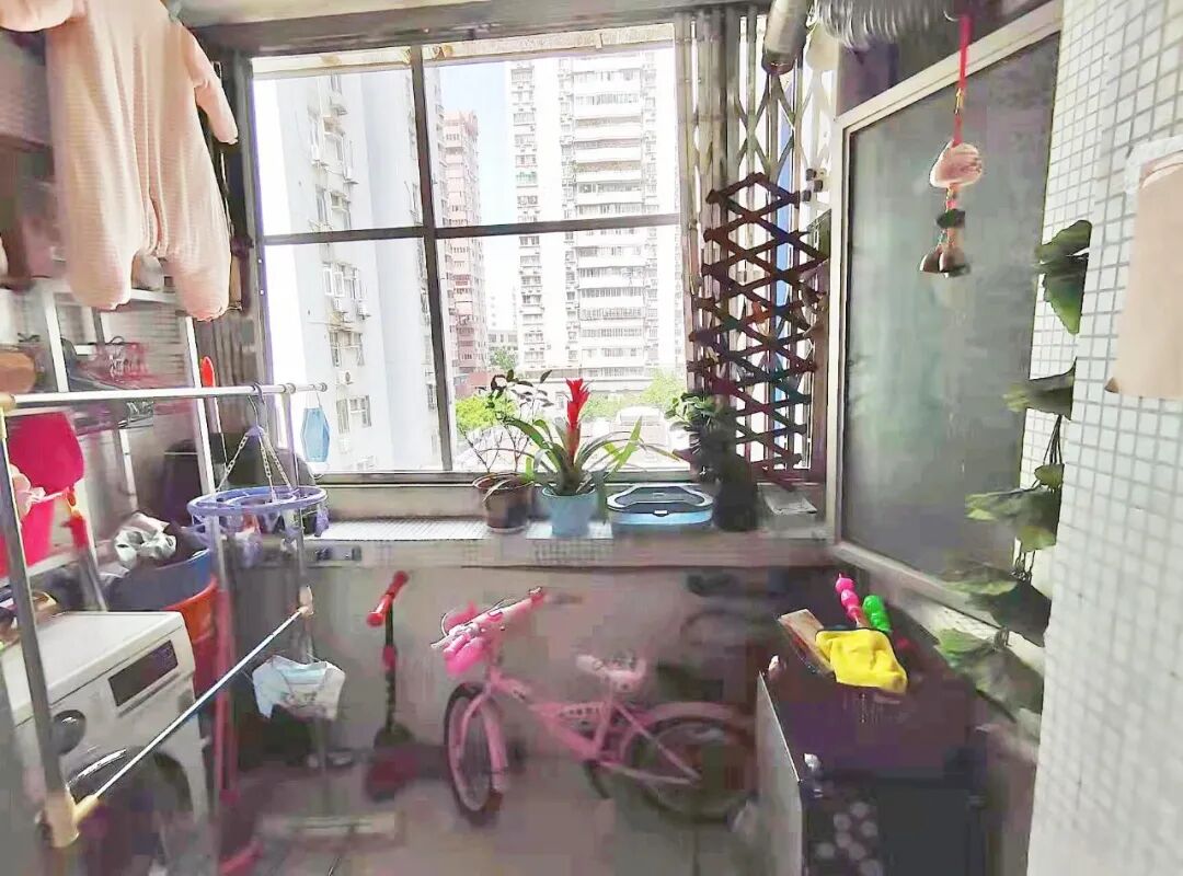 金田花苑在售的这套二手房面积71㎡，精装修，户型方正，通风采光好，低总价485万。