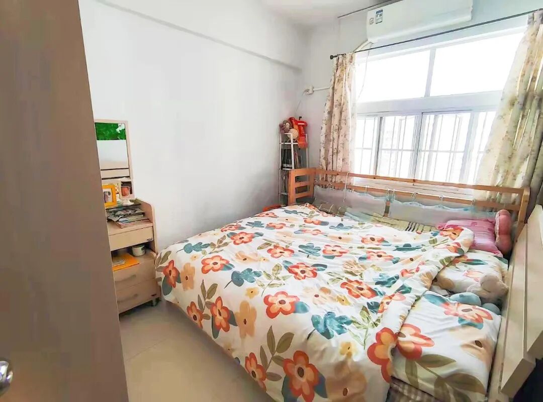 金田花苑在售的这套二手房面积71㎡，精装修，户型方正，通风采光好，低总价485万。