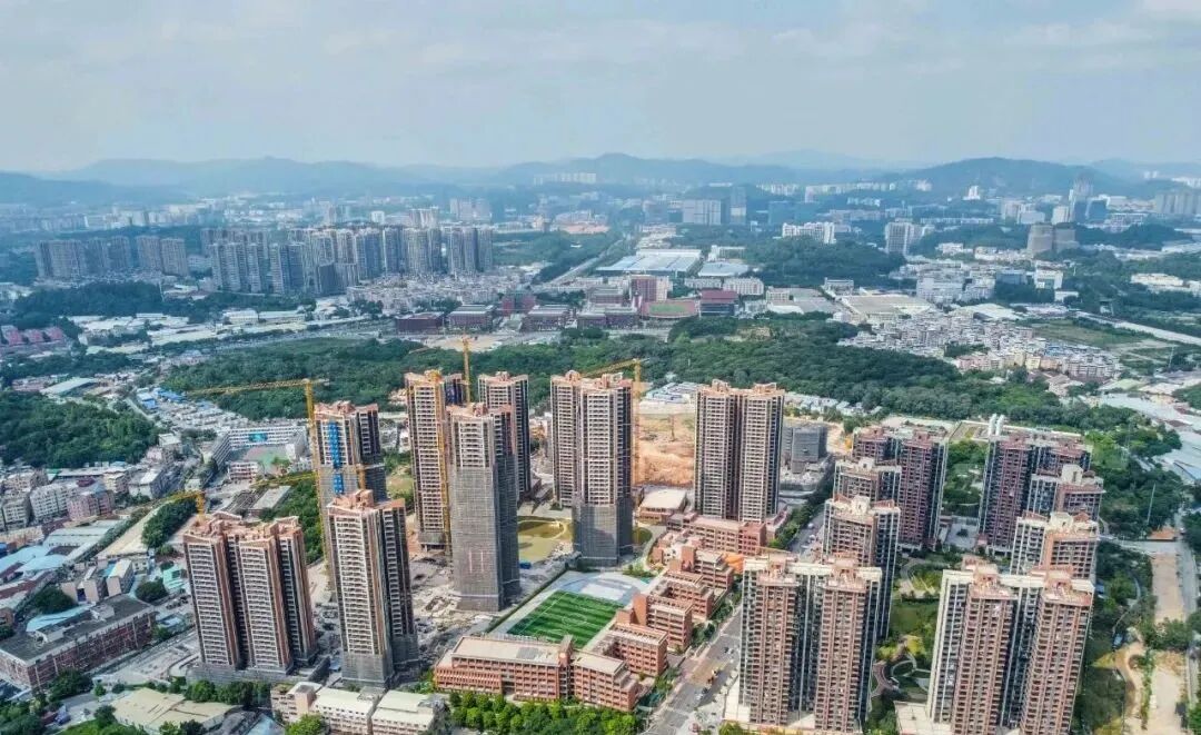 同样500-800万的预算，是买万科城市之光还是选择天河东部新房？