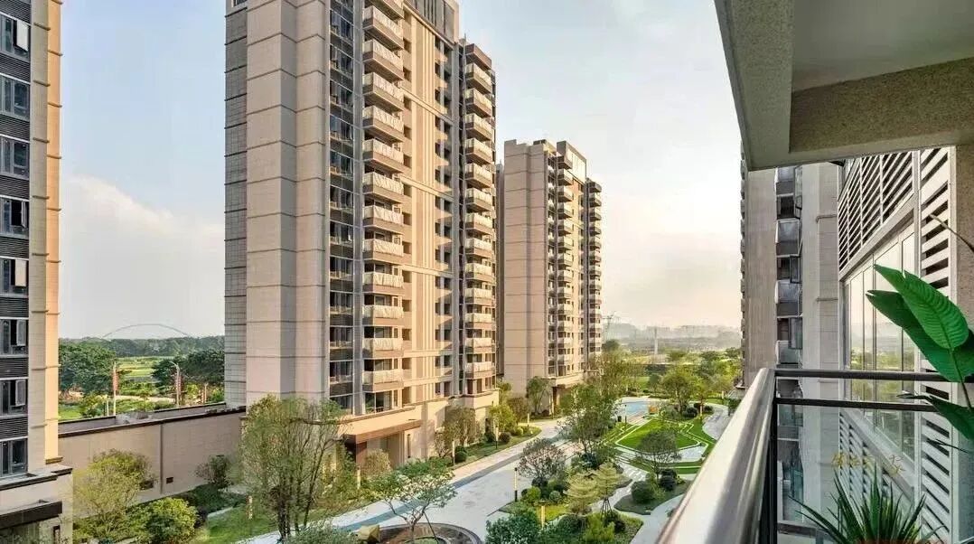 白云时代云来现楼，在售户型77-105平三四房！