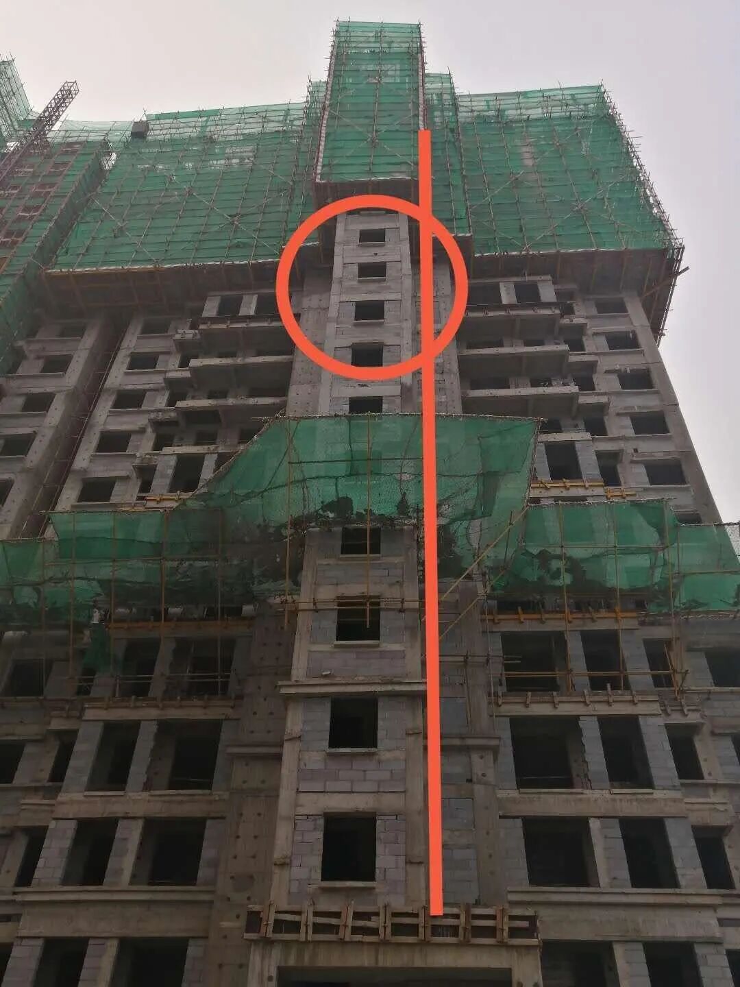 楼盖到了8层才发现柱子偏了10cm....网友的评论亮了